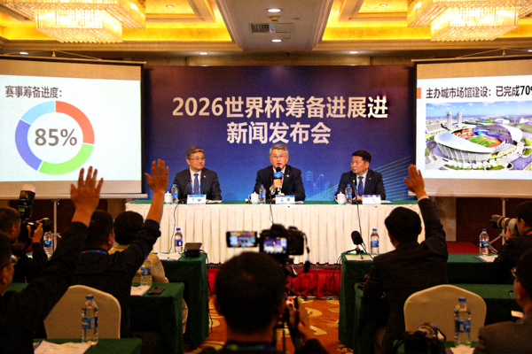 2026世界杯官方比赛用球发布，采用全新科技与设计，橙白配色灵感来自北美落日